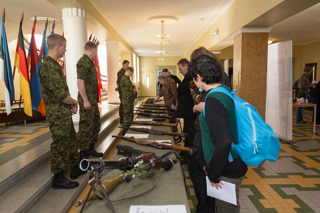 Õppeasutuse (lennukooli) kadetid tutvustavad relvi sõjamängu avamisel. 16.05. 2014