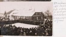 Eesti Vabariigi aastapäeva pühitsemine 24. veebruaril 1920 Amblas kirikuesisel väljakul.