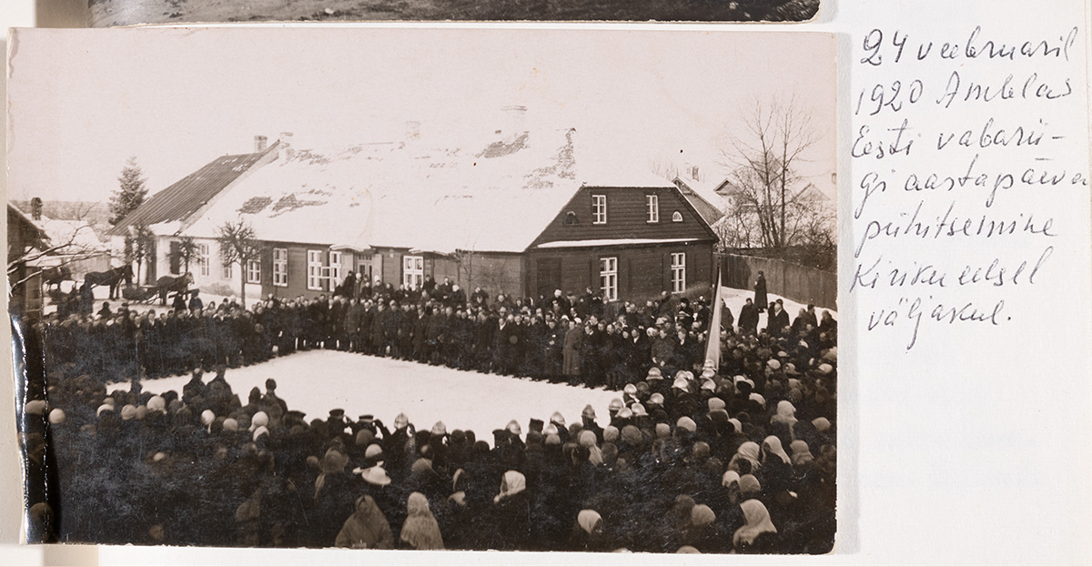 Eesti Vabariigi aastapäeva pühitsemine 24. veebruaril 1920 Amblas kirikuesisel väljakul. 