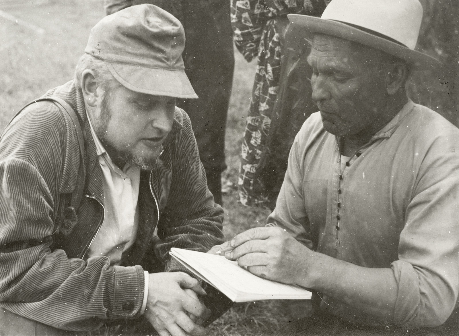 Aleksei Peterson ja Timofei Smirnov arutavad vepsa skerdi (viljarõugu) joonist. ERM Fk 1580:4. Foto: Toivo Pedak 1967