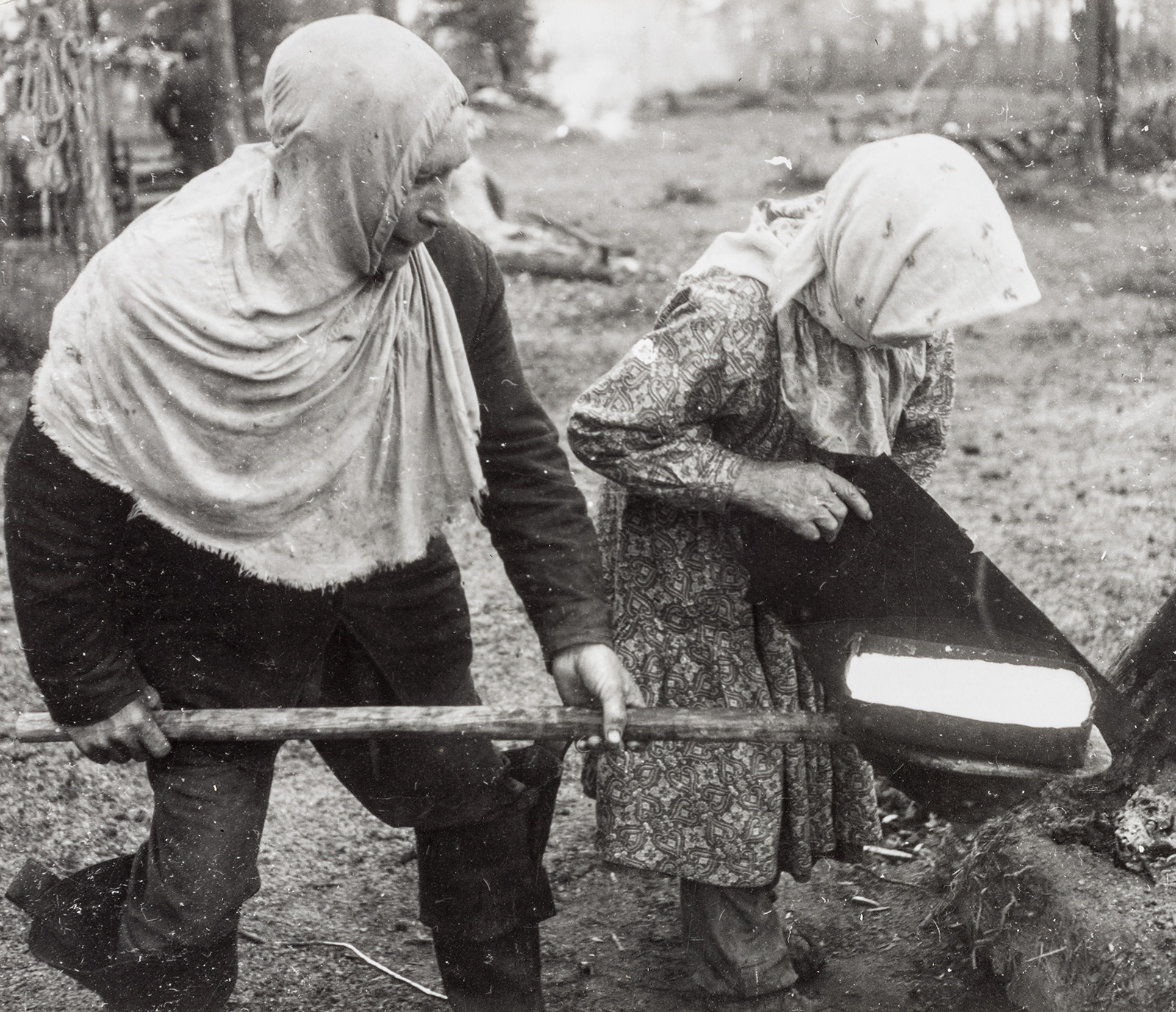 Hant Jossif Tarlin demonstreerib leibade ahjupanemist. ERM Fk 1766:44. Foto: Heno Sarv 1975