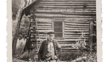 August Toomingas oma maja ees