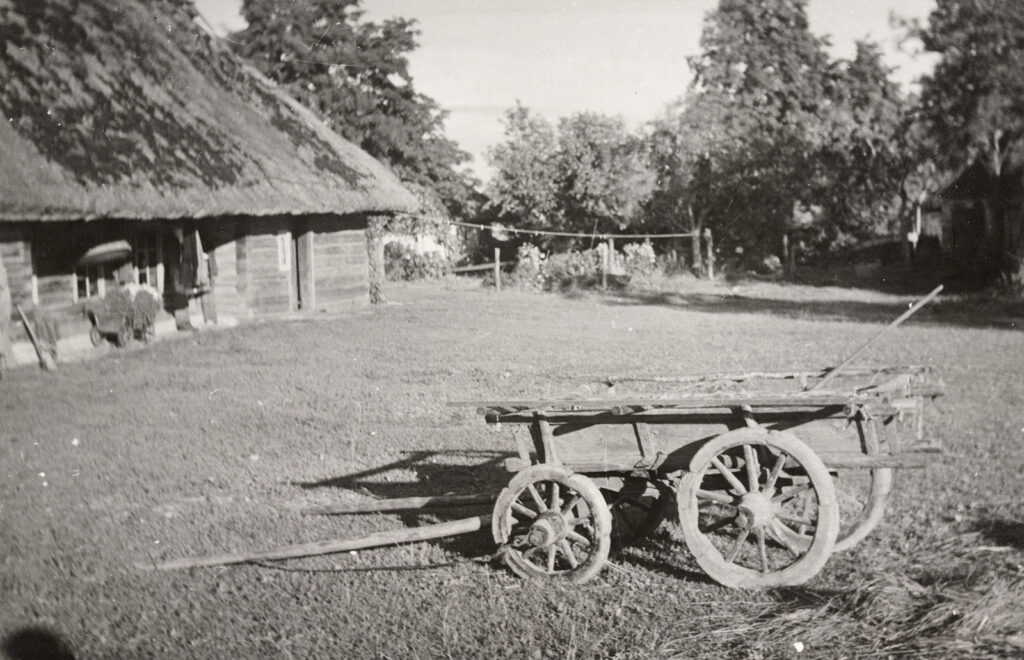 Talu kõrval väike puust vanker