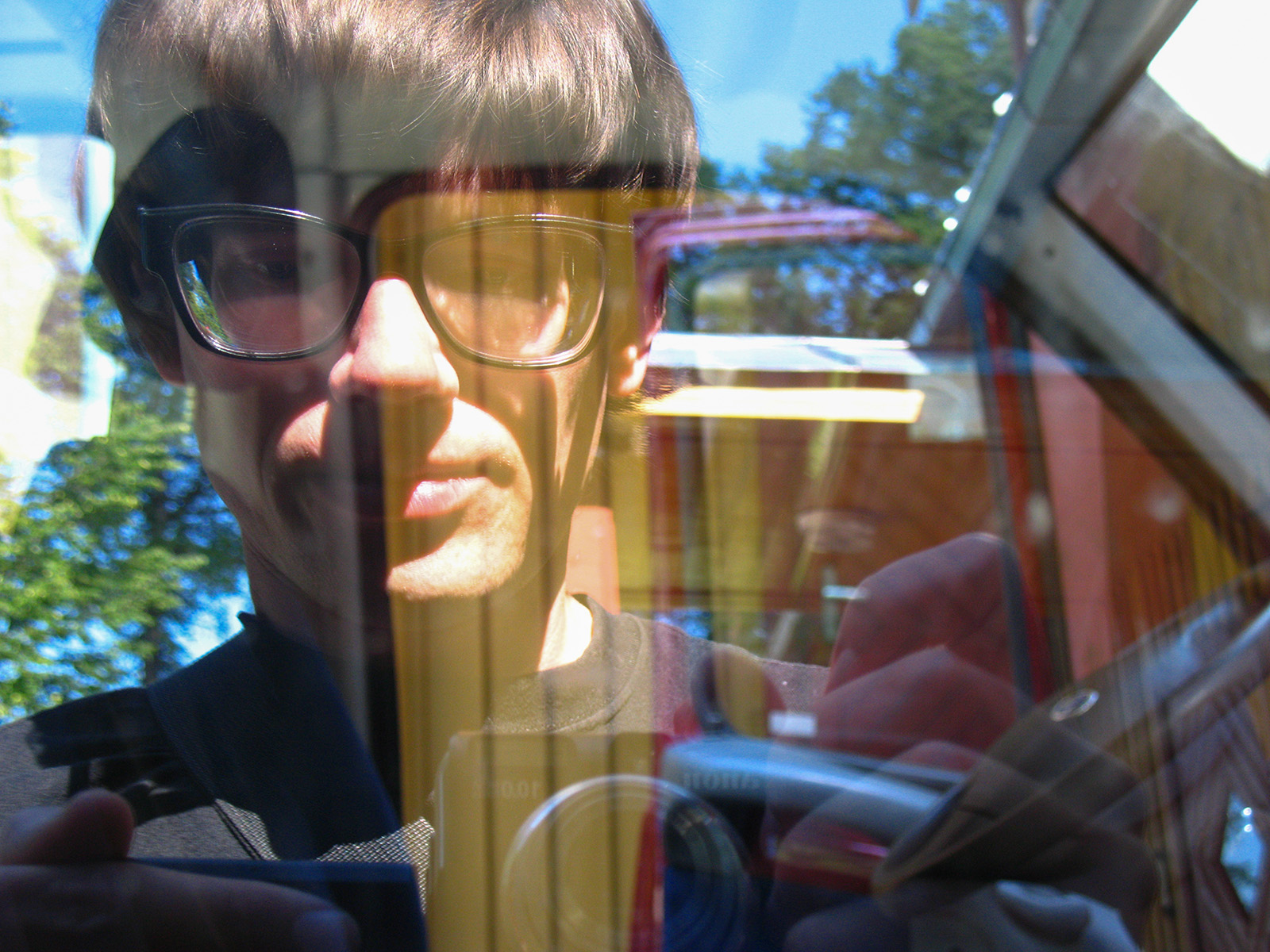 ERMi töötaja Kaspar Jassa pildistab oma fotoaparaati Canon Powershot A640t. ERMi välitööd Mäetaguse vallas, 2010. ERM Fk 2941:185 