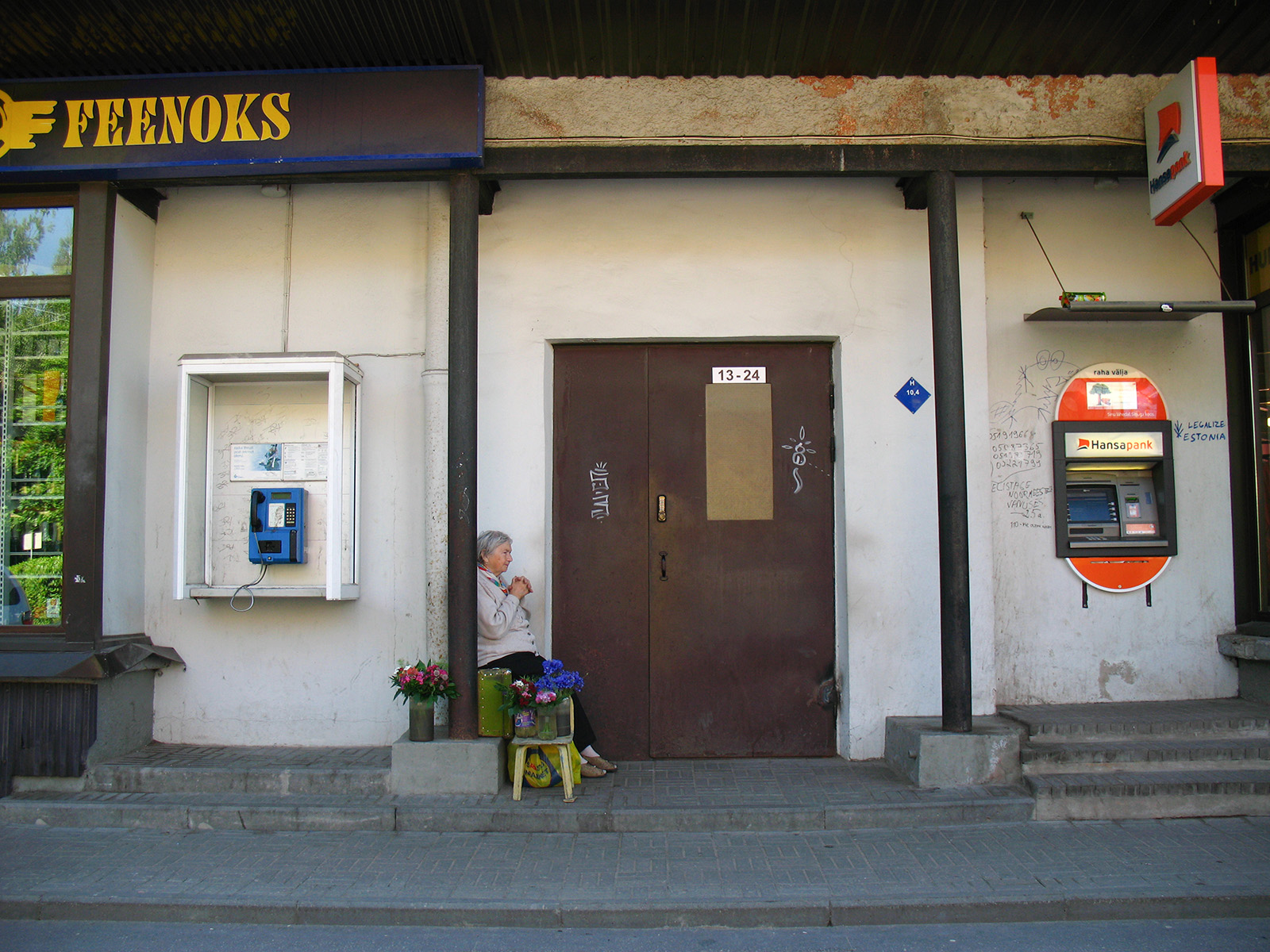 Tartu. Lillemüüja J. Kuperjanovi 20 ees. Hoonel telefoniautomaat ja Hansapanga pangaautomaat. Pildistatud 2010 Canon PowerShot A640. ERM Fk 3110:45 