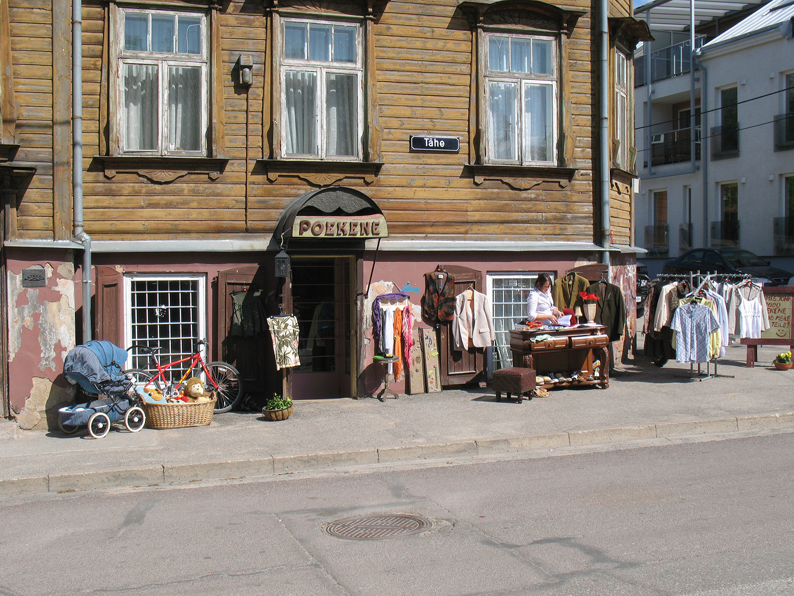 Tartu. Tänavakaubandus Tähe 26 second-hand poe "Poekene" ees. Pildistatud 2010 Canon PowerShot A640. ERM Fk 3110:57 