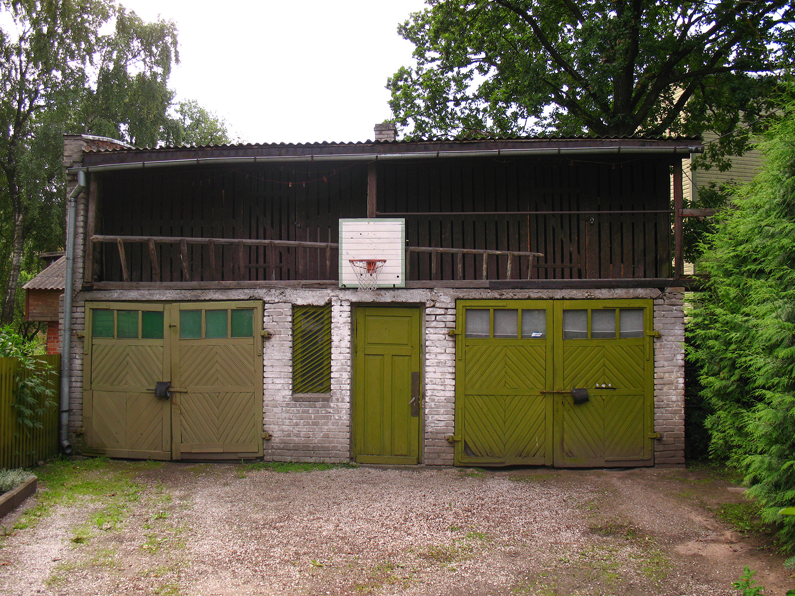 Tartu. Kuur-garaažid korvpallirõngaga Õnne 33 ja Tähe 48 vahelises hoovis. Pildistatud 2008 Canon PowerShot A640. ERM Fk 3110:84 