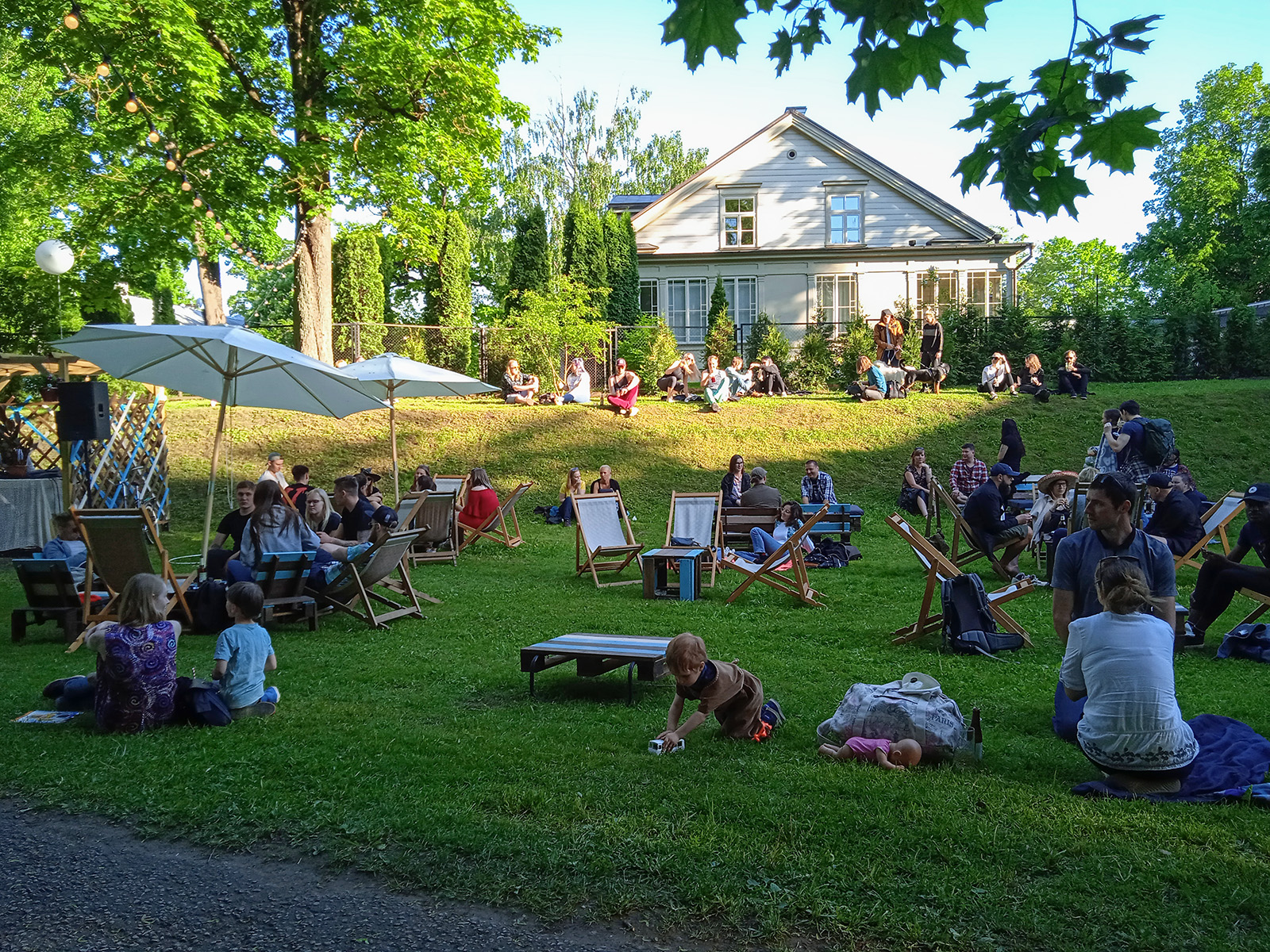 Tartu. Vallikraavi 23 - Ula baari aed. Pildistatud 2021 Xiaomi M2006C3LG. ERM Fk 3110:2520 