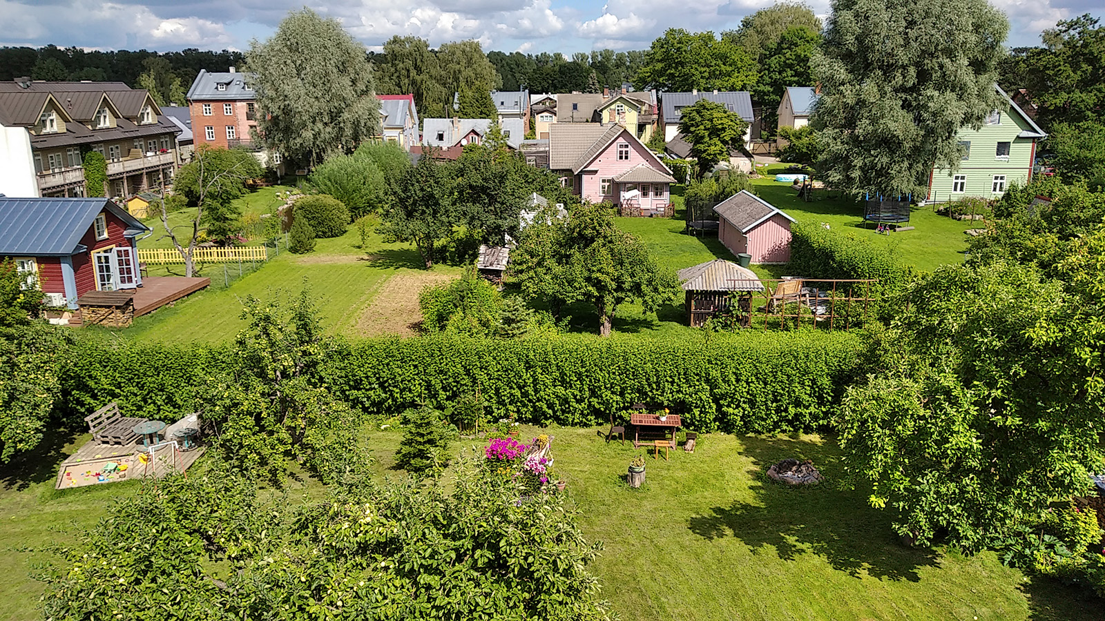 Tartu. Herne 34a, 30, 28, 28a, 22, 20 aedade poolt. Pildistatud 2020 Xiaomi Redmi 7A. ERM Fk 3110:2994 