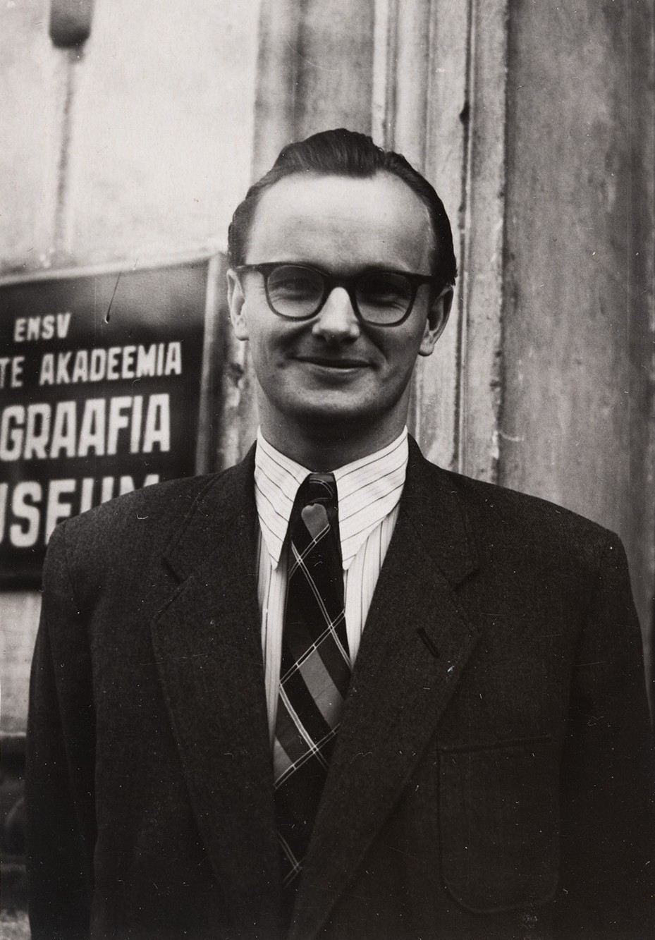 Jüri Linnus värskelt tööd alustanud teadussekretärina ERMi välisukse juures 1957. aasta kevadel. Foto Uudo Rips, ERM Fk 3115:90