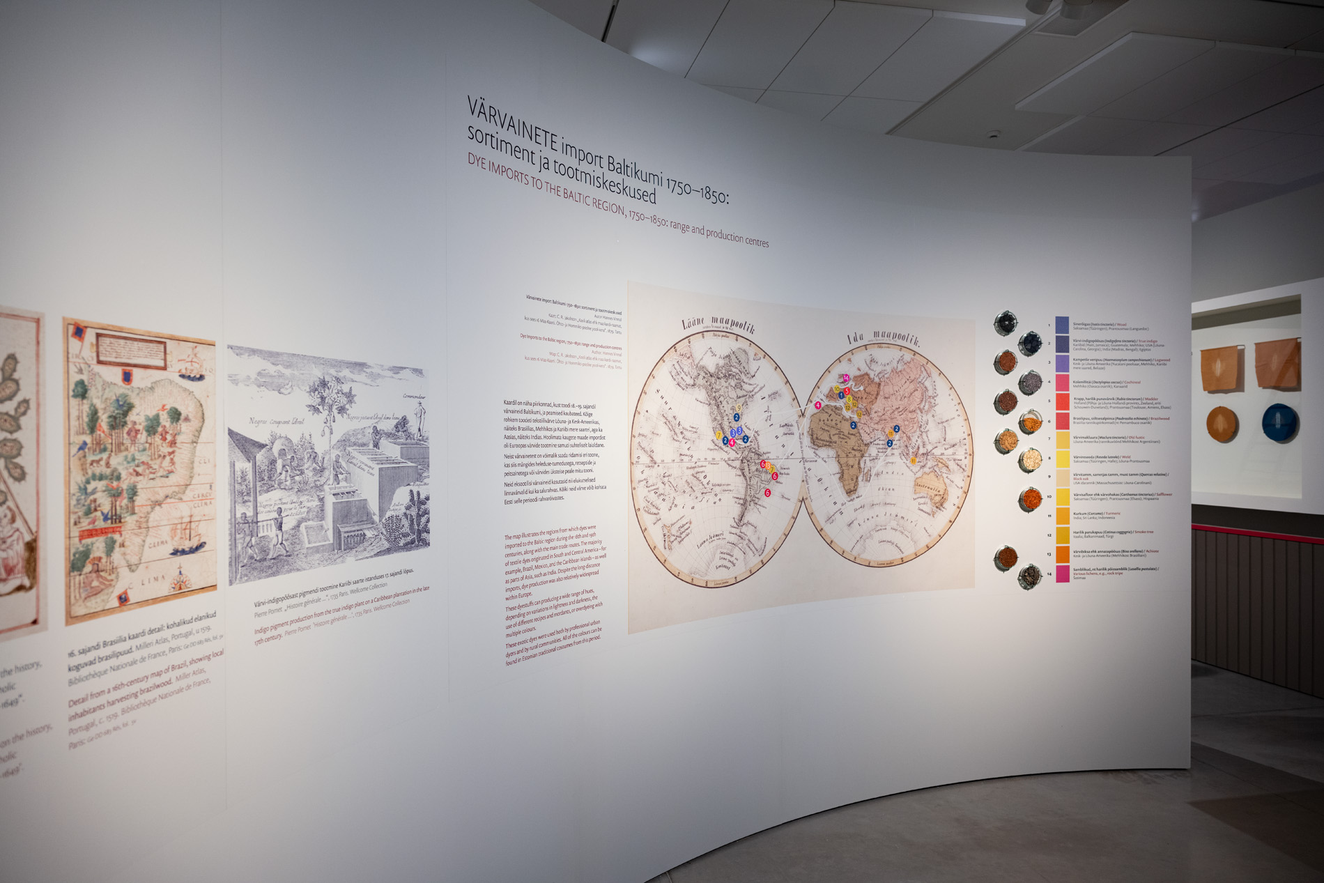 Kaart näitusel, mis kujutab maailma piirkondi, kust värvained Eestisse jõudsid. Foto: Berta Jänes