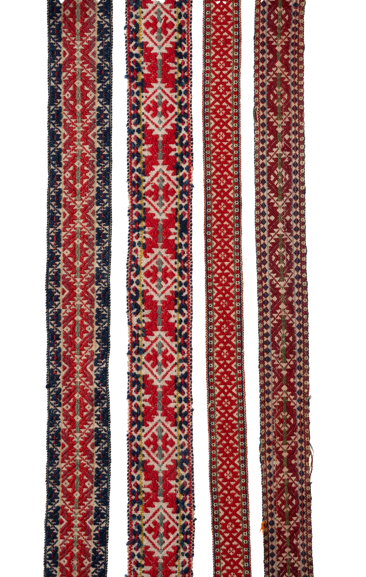 Kuivatatud košenillitäid ja kirivööd, kus punased kirjad on värvitud košenilliga. Fotod: Berta Jänes