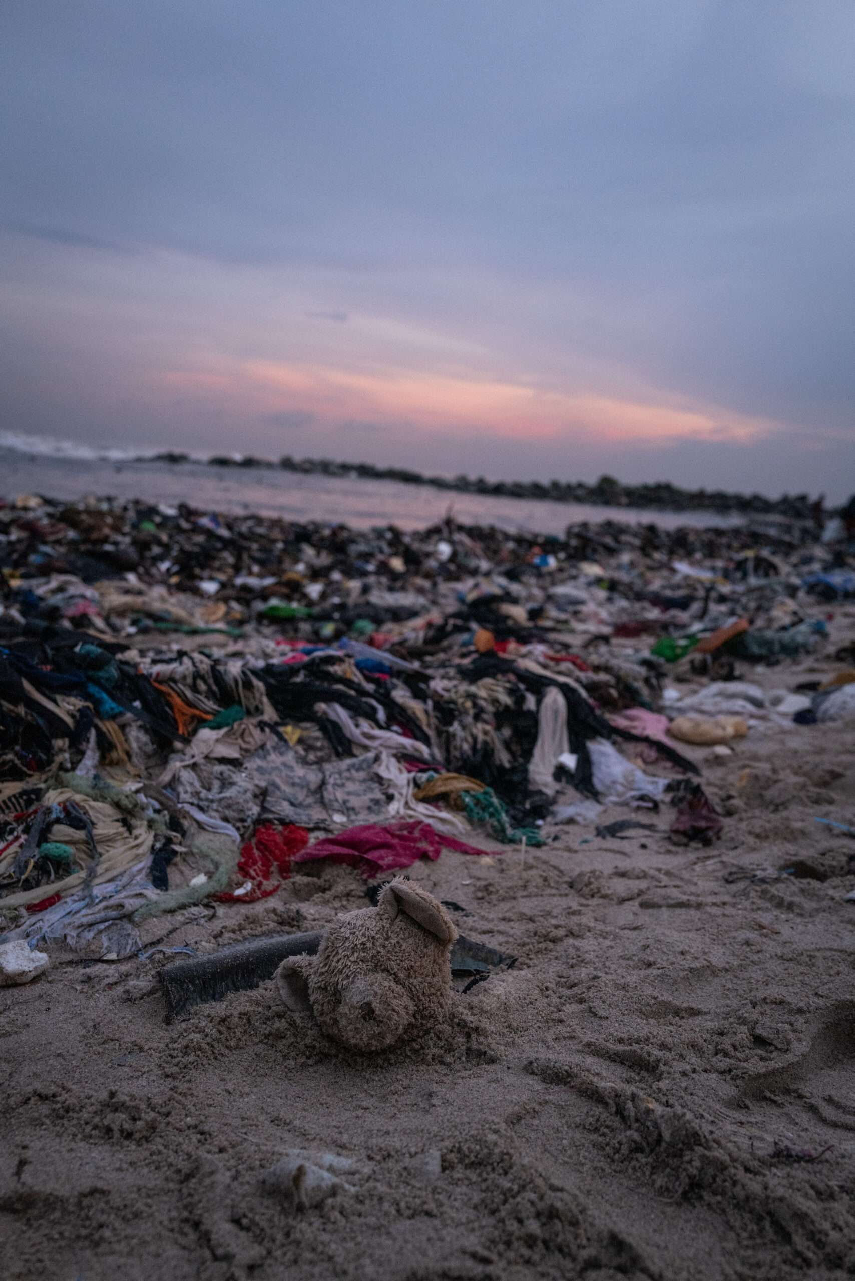 Plasti- ja tekstiilireostus Ghana pealinna Accra lähistel Korle laguuni rannas. Foto: Kevin McElvaney, Greenpeace 2023
