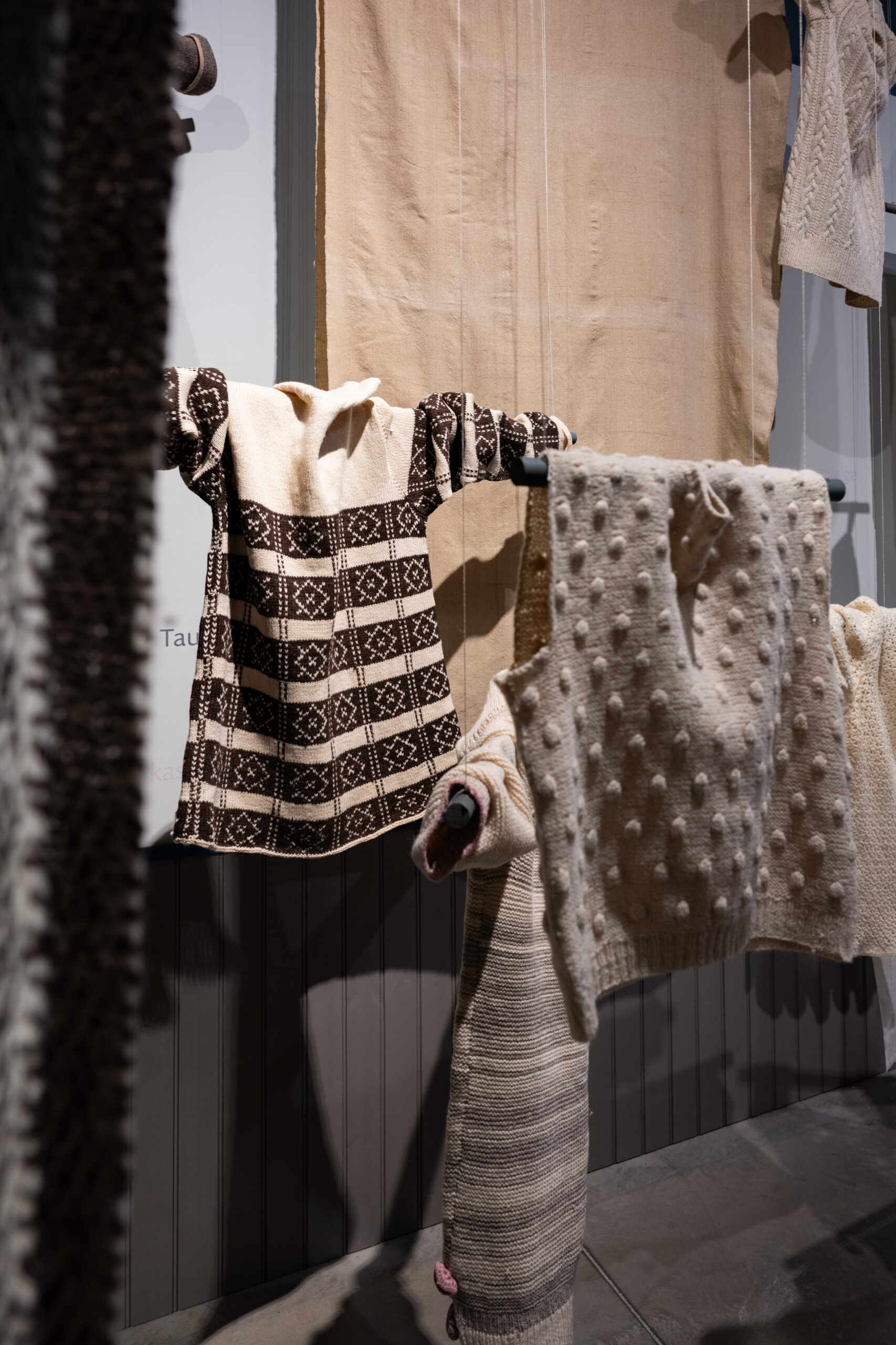 Naturaalsetes, värvimata toonides riiete kasutamine on üks võimalus tekstiilitööstuse keskkonnamõju vähendamiseks. Vaade näitusele „Meie rõiva värvid. Kohalik ja kauge“. Foto: Berta Jänes