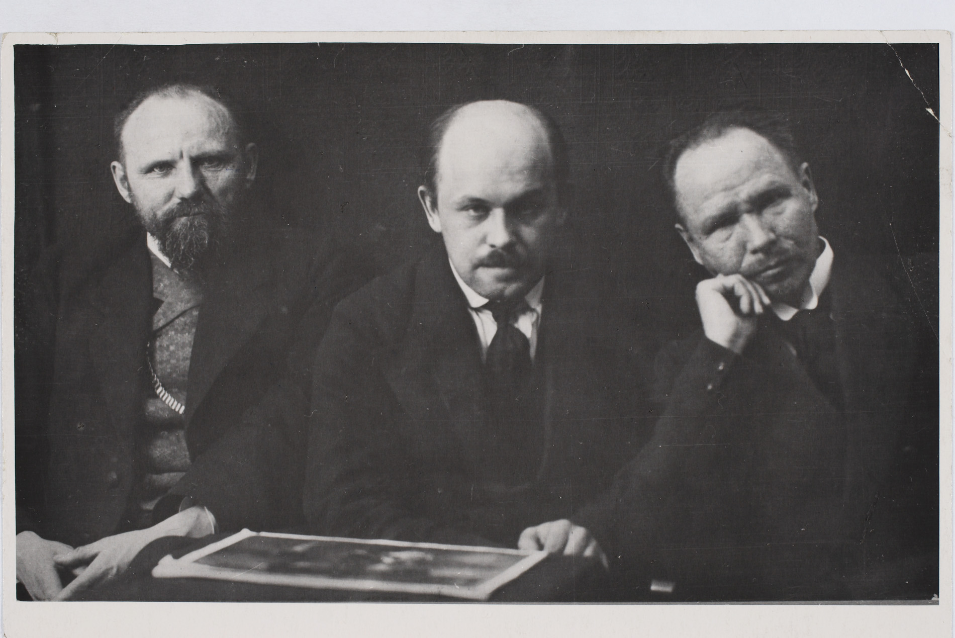 Ants Laikmaa, Nikolai Triik ja Kristjan Raud. Foto Parikas. ERM Fk 1273:2